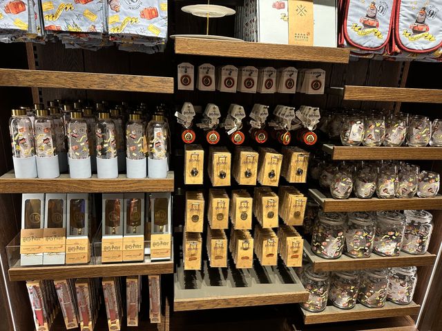 「バック・トゥ・ホグワーツ」イベント＆9と3/4番線にある「レイルウェイショップ」の様子（13枚目）