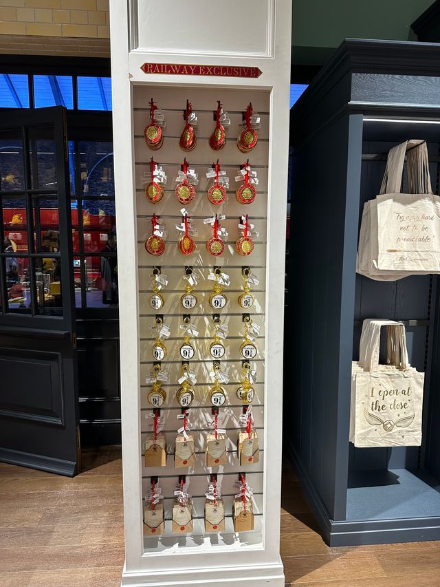 「バック・トゥ・ホグワーツ」イベント＆9と3/4番線にある「レイルウェイショップ」の様子（18枚目）