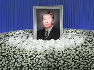 宇津井健さん 祭壇には白いバラがちりばめられた