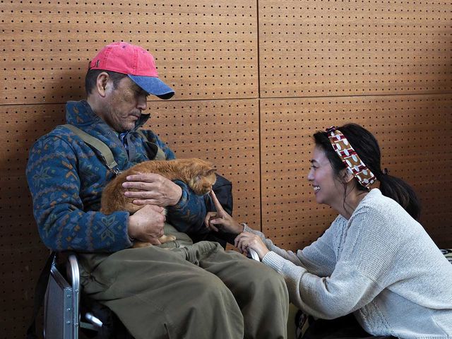 小林薫と“にゃんけい”の2ショット！映画『ねことじいちゃん』オフショット：フォトギャラリー