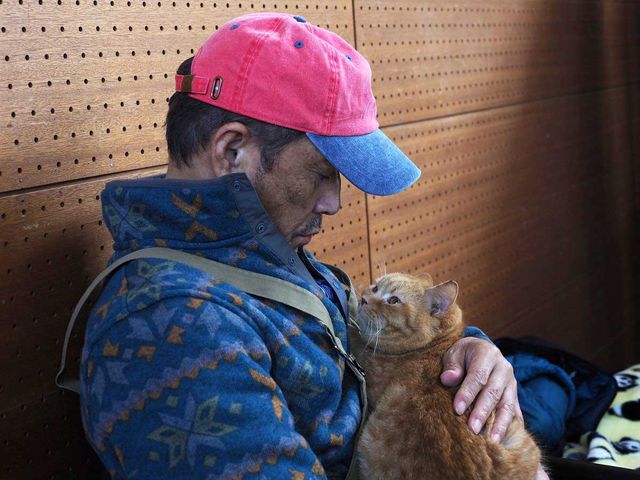 小林薫と“にゃんけい”の2ショット！映画『ねことじいちゃん』オフショット（5枚目）