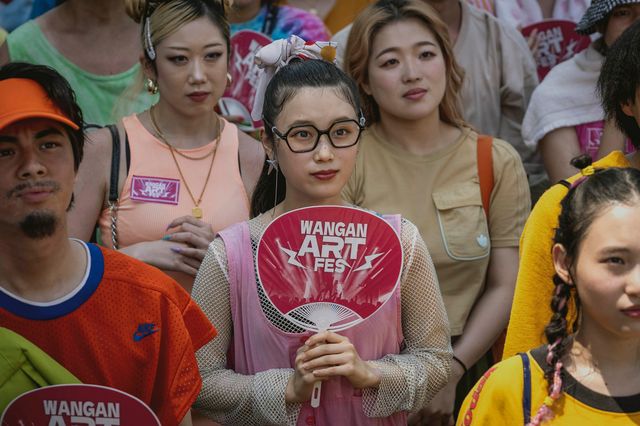 密偵・メガネ女子登場シーンほか「パリピ孔明」第2話場面写真（2枚目）