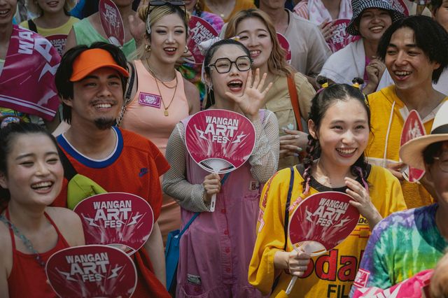 密偵・メガネ女子登場シーンほか「パリピ孔明」第2話場面写真（3枚目）