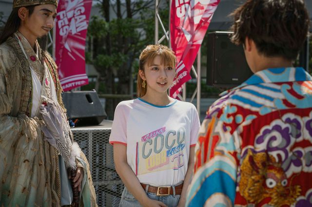 密偵・メガネ女子登場シーンほか「パリピ孔明」第2話場面写真（5枚目）