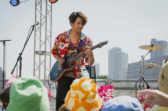 密偵・メガネ女子登場シーンほか「パリピ孔明」第2話場面写真（6枚目）