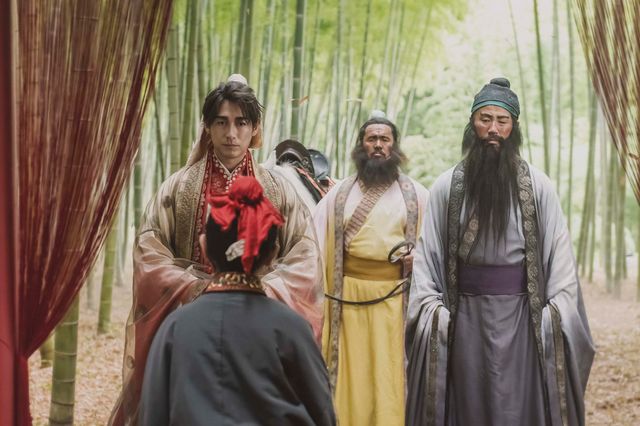 密偵・メガネ女子登場シーンほか「パリピ孔明」第2話場面写真（8枚目）