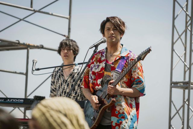 密偵・メガネ女子登場シーンほか「パリピ孔明」第2話場面写真（9枚目）