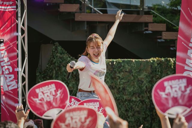 密偵・メガネ女子登場シーンほか「パリピ孔明」第2話場面写真（10枚目）