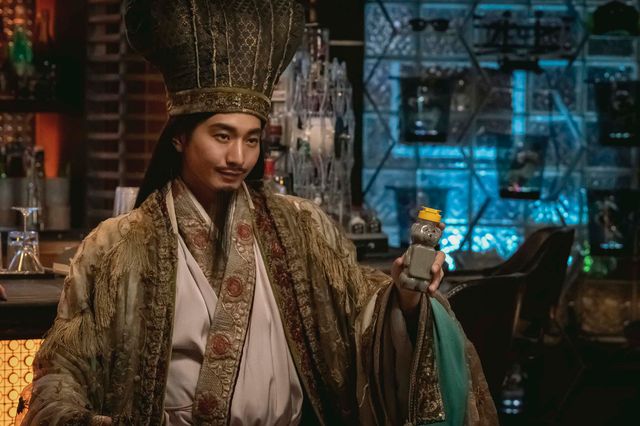 密偵・メガネ女子登場シーンほか「パリピ孔明」第2話場面写真（11枚目）