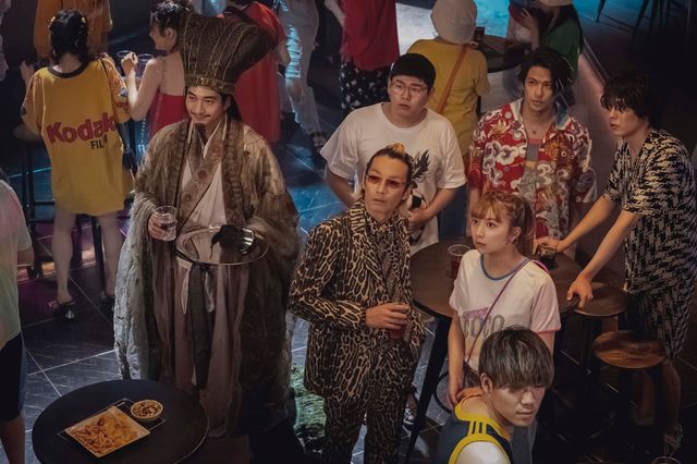 密偵・メガネ女子登場シーンほか「パリピ孔明」第2話場面写真（12枚目）