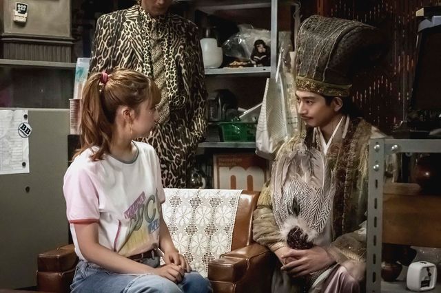 密偵・メガネ女子登場シーンほか「パリピ孔明」第2話場面写真（13枚目）