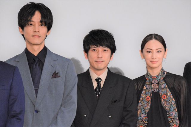 二宮和也、スーツで登壇！『ラーゲリより愛を込めて』初日舞台あいさつ：フォトギャラリー