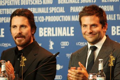 ベルリン映画祭に出席したクリスチャン・ベイルとブラッドリー・クーパー（左から）