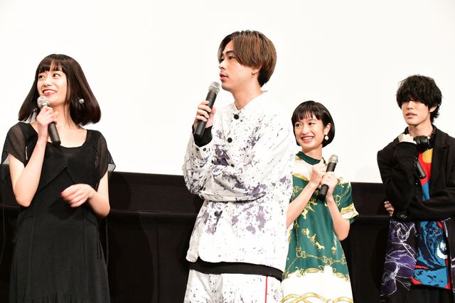 門脇麦＆成田凌ら皆でセルフィー！『チワワちゃん』公開記念舞台あいさつ（24枚目）