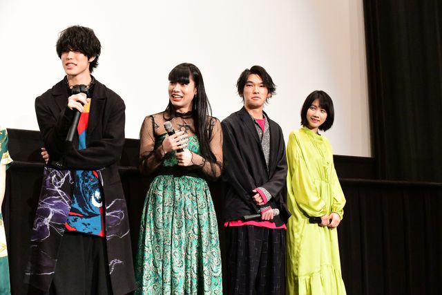 門脇麦＆成田凌ら皆でセルフィー！『チワワちゃん』公開記念舞台あいさつ（26枚目）