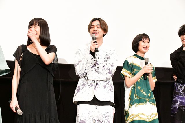 門脇麦＆成田凌ら皆でセルフィー！『チワワちゃん』公開記念舞台あいさつ（28枚目）