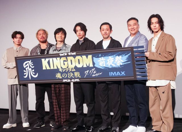 左から武田航平、真壁刀義、岡山天音、山崎賢人、濱津隆之、田中美央、猪塚健太