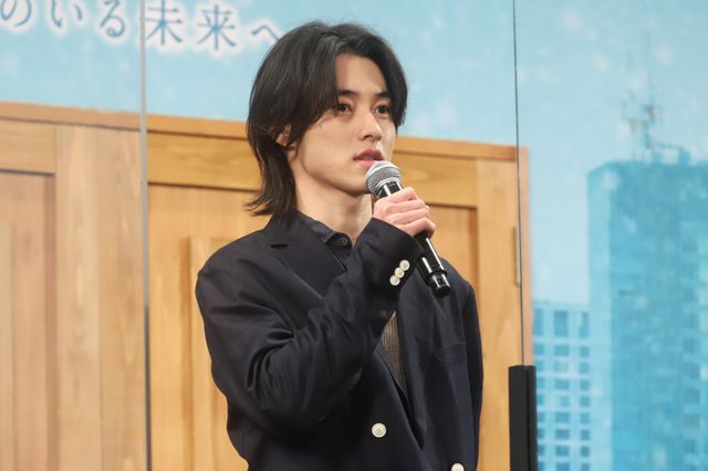 山崎賢人、久々のピュアな恋愛もの…！映画『夏への扉』完成報告会（2枚目）
