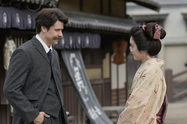 イライザ（シャーロット・ケイト・フォックス）はヘブン（トミー・バストウ）を誘って…朝ドラ「ばけばけ」第65回の場面写真（4枚目）