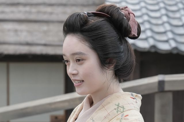 イライザ（シャーロット・ケイト・フォックス）はヘブン（トミー・バストウ）を誘って…朝ドラ「ばけばけ」第65回の場面写真（5枚目）