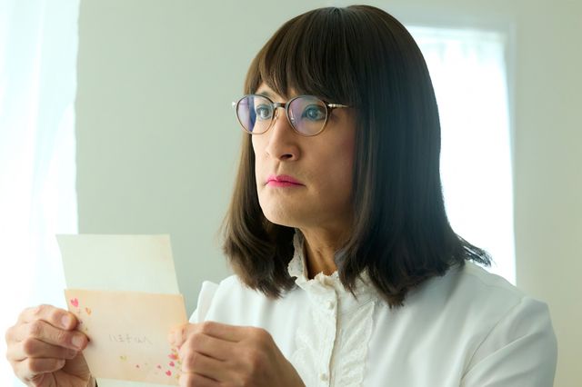 「家政夫のミタゾノ」中山美穂さん、Webライター役でゲスト登場　第1話場面写真（2枚目）