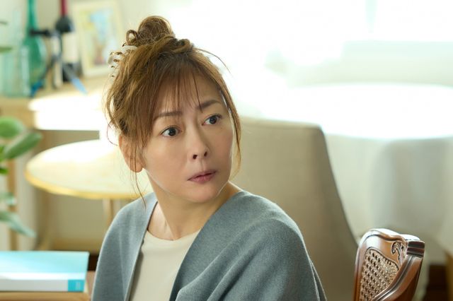 「家政夫のミタゾノ」中山美穂さん、Webライター役でゲスト登場　第1話場面写真（6枚目）