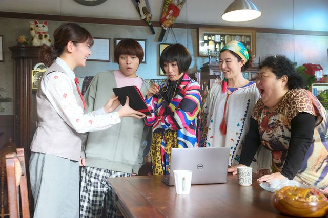 「家政夫のミタゾノ」中山美穂さん、Webライター役でゲスト登場　第1話場面写真（7枚目）