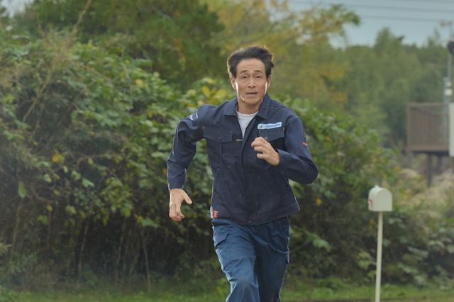 「家政夫のミタゾノ」中山美穂さん、Webライター役でゲスト登場　第1話場面写真（8枚目）