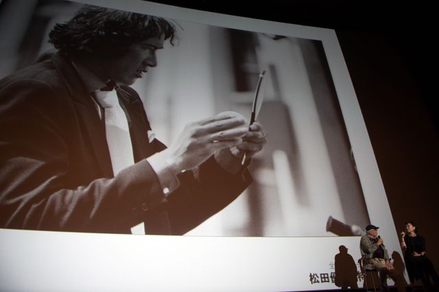 松田優作さんが鏡をのぞく貴重な写真も公開！フォトギャラリー：フォトギャラリー