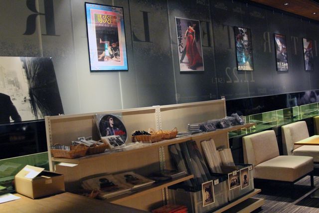 松田優作さんが鏡をのぞく貴重な写真も公開！フォトギャラリー（8枚目）