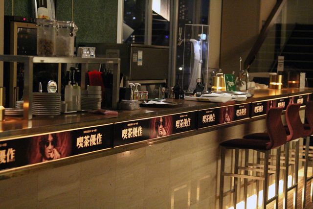 松田優作さんが鏡をのぞく貴重な写真も公開！フォトギャラリー（9枚目）