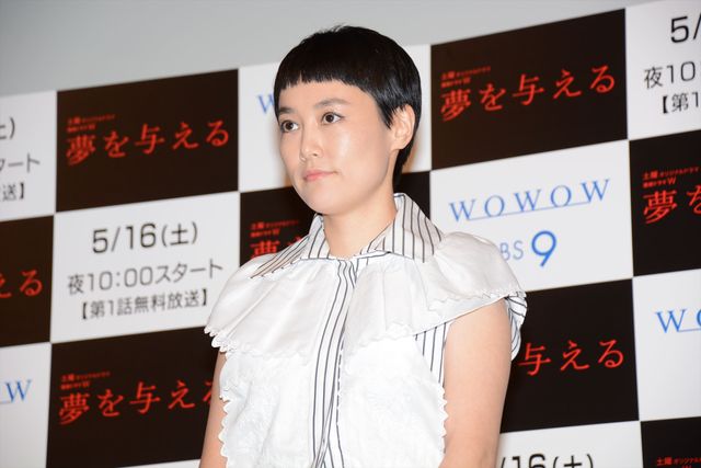 小松菜奈、肩出しドレスで魅了！フォトギャラリー（2枚目）