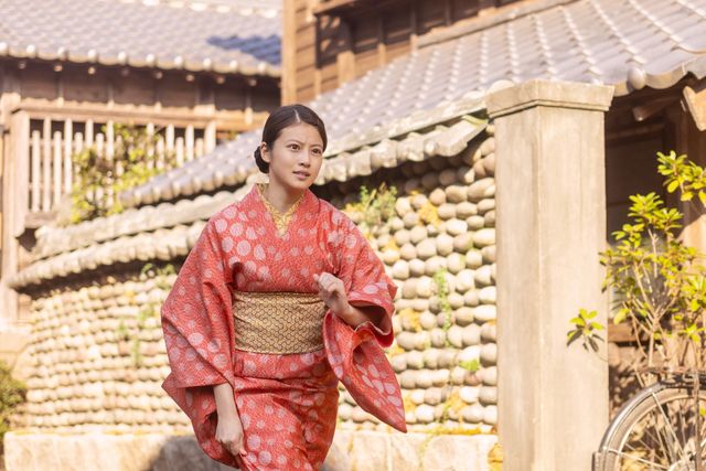 健太郎（高橋文哉）に頭を下げるのぶ（今田美桜）…「あんぱん」第7週「海と涙と私と」第34回（3枚目）