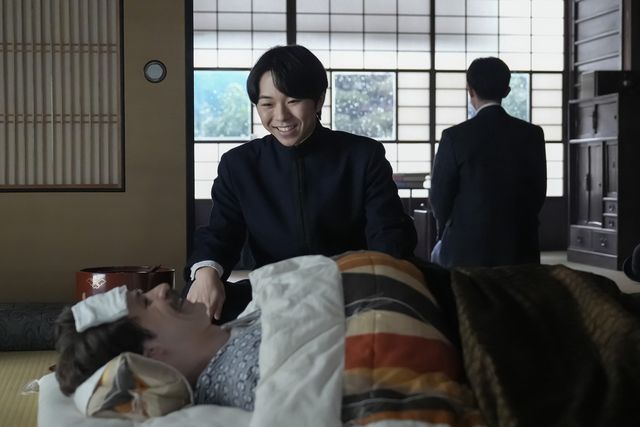 ヘブン（トミー・バストウ）の姿に亡くなった傳（堤真一）を重ね…朝ドラ「ばけばけ」第10週「トオリ、スガリ。」第48回（3枚目）