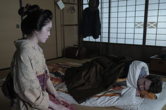 ヘブン（トミー・バストウ）の姿に亡くなった傳（堤真一）を重ね…朝ドラ「ばけばけ」第10週「トオリ、スガリ。」第48回（4枚目）