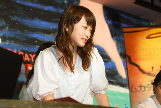 AKBをムカデ人間に…？川栄李奈＆高橋朱里出席イベントフォトギャラリー（2枚目）