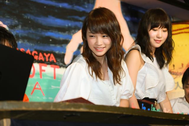 AKBをムカデ人間に…？川栄李奈＆高橋朱里出席イベントフォトギャラリー（3枚目）