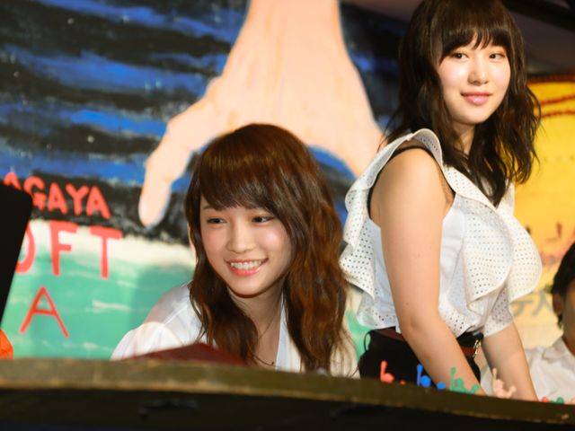 AKBをムカデ人間に…？川栄李奈＆高橋朱里出席イベントフォトギャラリー（4枚目）