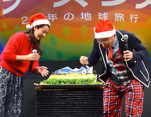 笑福亭鶴瓶、木村文乃からのバースデーケーキに大喜び！　家族に無視されてもこの笑顔！　画像ギャラリー（4枚目）