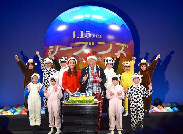 笑福亭鶴瓶、木村文乃からのバースデーケーキに大喜び！　家族に無視されてもこの笑顔！　画像ギャラリー（6枚目）