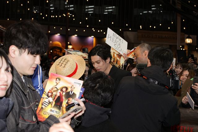 ナミ役エミリー・ラッド、真っ赤な大胆ドレスで魅了！「ONE PIECE」シーズン2来日ファンイベント（2枚目）