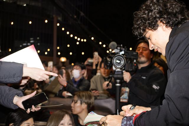 ナミ役エミリー・ラッド、真っ赤な大胆ドレスで魅了！「ONE PIECE」シーズン2来日ファンイベント（3枚目）