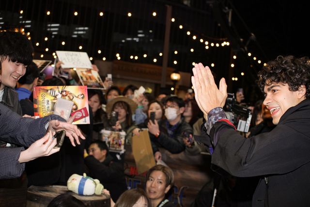 ナミ役エミリー・ラッド、真っ赤な大胆ドレスで魅了！「ONE PIECE」シーズン2来日ファンイベント（4枚目）