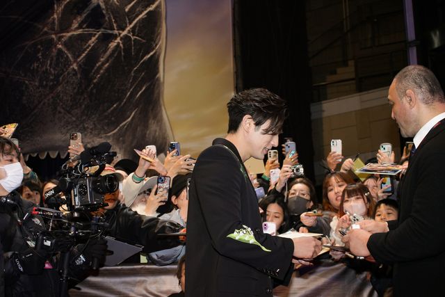 ナミ役エミリー・ラッド、真っ赤な大胆ドレスで魅了！「ONE PIECE」シーズン2来日ファンイベント（5枚目）