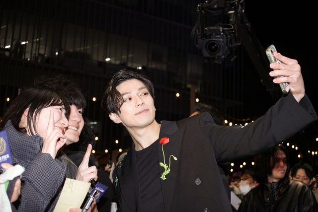 ナミ役エミリー・ラッド、真っ赤な大胆ドレスで魅了！「ONE PIECE」シーズン2来日ファンイベント（7枚目）