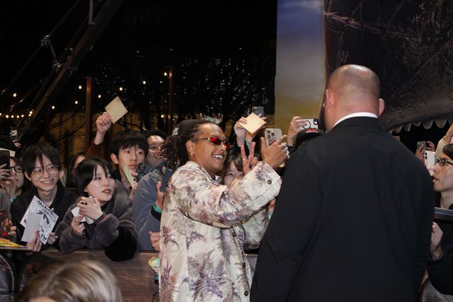 ナミ役エミリー・ラッド、真っ赤な大胆ドレスで魅了！「ONE PIECE」シーズン2来日ファンイベント（9枚目）