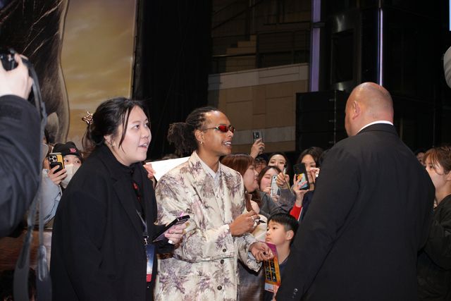 ナミ役エミリー・ラッド、真っ赤な大胆ドレスで魅了！「ONE PIECE」シーズン2来日ファンイベント（10枚目）