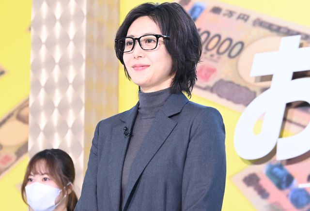 記者会見を行った松嶋菜々子