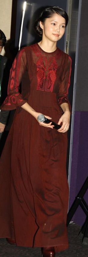 宮崎あおい、エスニックなロングワンピース姿がかわいい！ 『神様のカルテ2』大ヒット感謝イベント写真ギャラリー（7枚目）