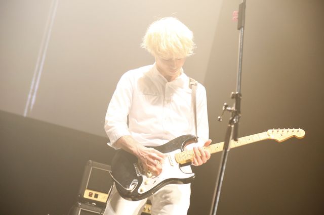 かっこよすぎ！miwa＆坂口健太郎『君と100回目の恋』劇中バンドが一夜限りの生ライブ！（9枚目）